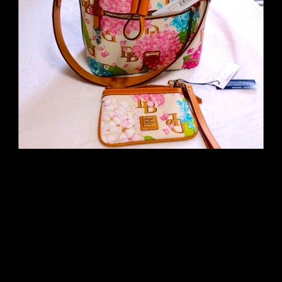 Dooney & Bourke beautiful hydrangea print wristlet pouch brand new with tags - Picture 2 of 12